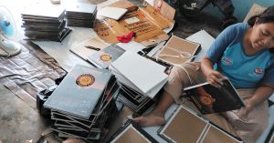 Proses cetak buku tahunan sekolah mulai desain, produksi, hingga finishing.