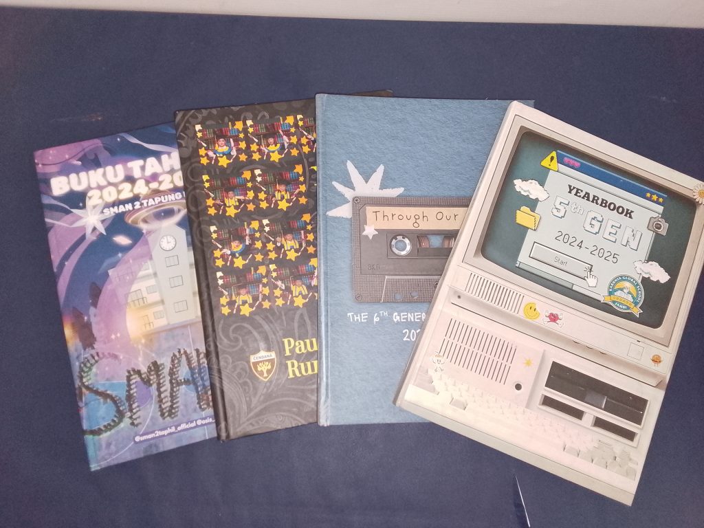 Desain buku tahunan sekolah yang menarik dan modern untuk SD SMP SMA dan SMK