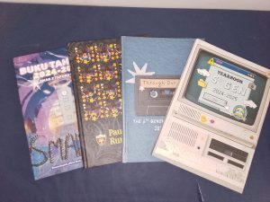 Desain buku tahunan sekolah yang menarik dan modern untuk SD SMP SMA dan SMK