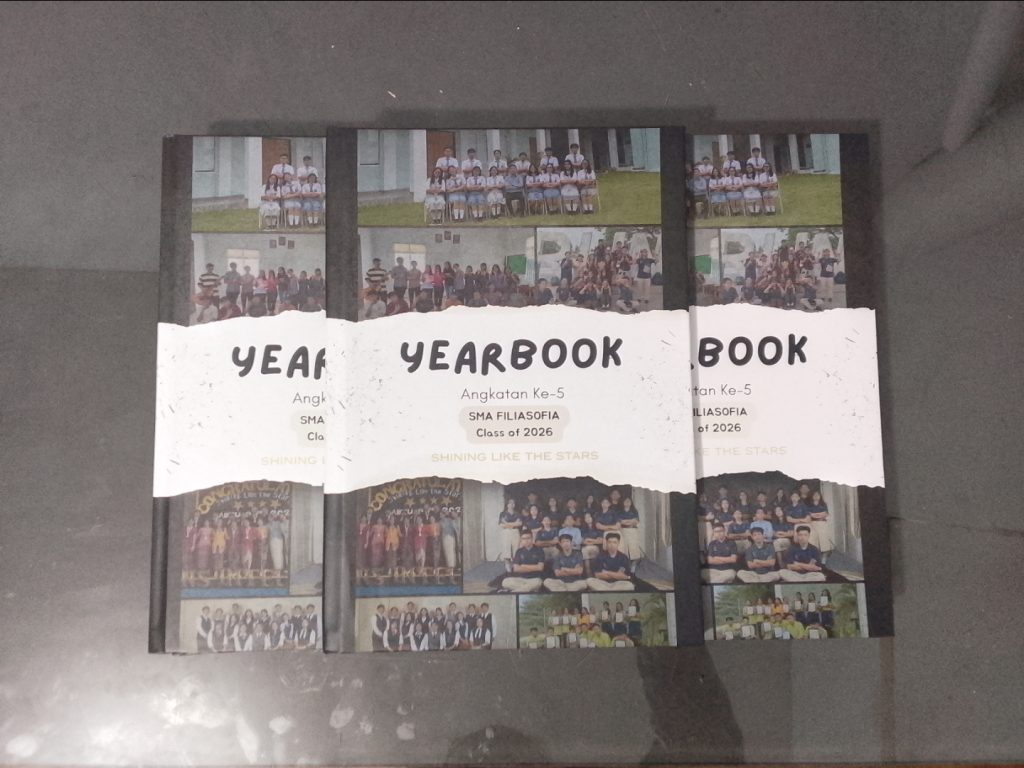 Buku tahunan berkesan dengan desain kreatif