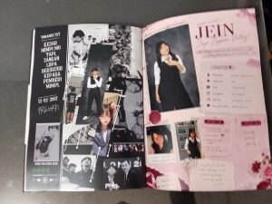 Jenis kertas buku tahunan terbaik untuk hasil cetak yearbook sekolah berkualitas.
